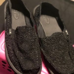 Black Sanuk Donna Crochet slip-on Shoes Size 8.